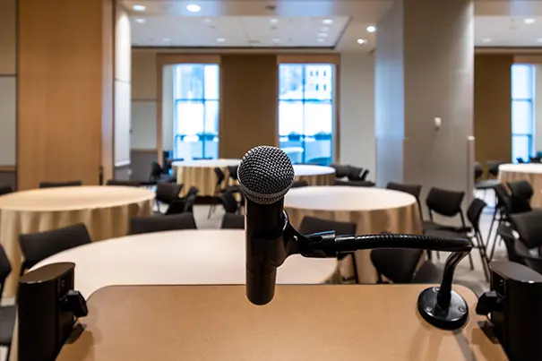Ceiling microphone array covering zones in a multi-purpose room