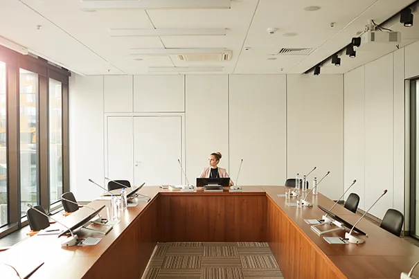 Ceiling microphone array supporting clear audio in a meeting room