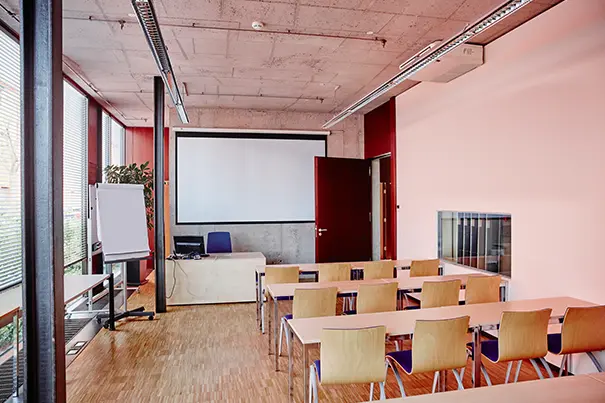 Modular furniture and floor boxes in a flexible training room