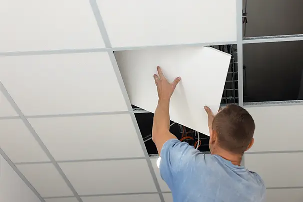 Ceiling with lights, air diffusers and AV ceiling microphones coordinated in a meeting room